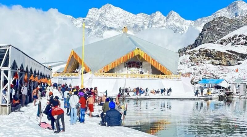 शीतकाल के लिए बंद हुए हेमकुंड साहिब के कपाट, अंतिम अरदास में उमड़े चार हजार श्रद्धालु