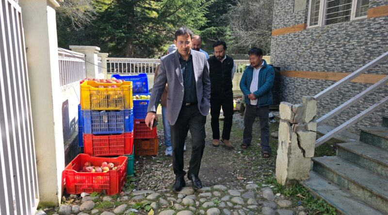 डीएम उत्तरकाशी ने हर्षिल एवं झाला में विभिन्न निर्माण कार्यों का किया स्थलीय निरीक्षण, अधिकारियों को दिए आवश्यक निर्देश