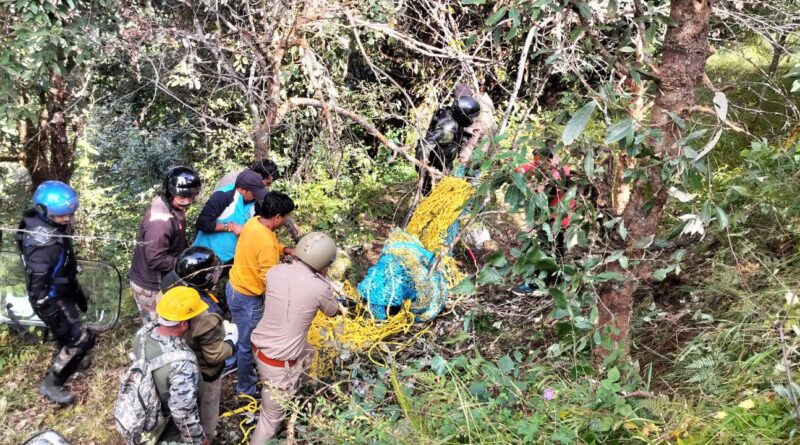 थराली के गांव में तारबाड़ में फंसा भालू, वन विभाग ने सुरक्षित बचाया, see rescue operation
