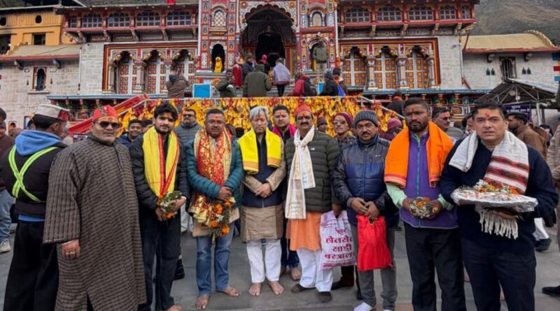 पूर्व मुख्यमंत्री तीरथ सिंह रावत ने बदरीनाथ धाम में किए दर्शन