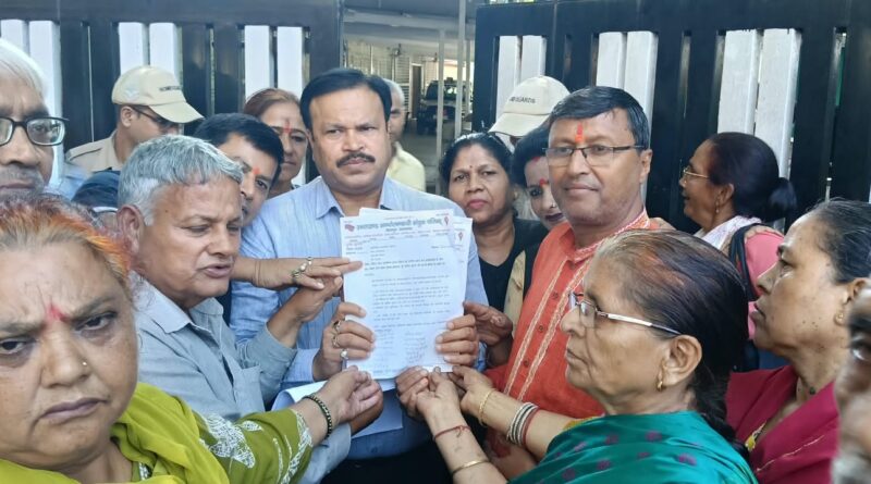 एसआईआर और राज्य आंदोलनकारियों के चिह्नीकरण को लेकर प्रदर्शन, दो ज्ञापन सौंपे