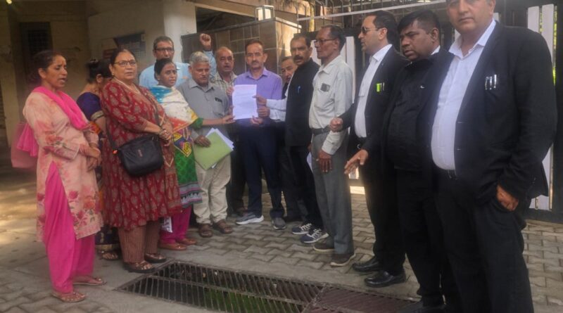अवैध बड़े व्यावसायिक प्रतिष्ठानों पर कार्रवाई और छोटे दुकानदारों को राहत देने की मांग