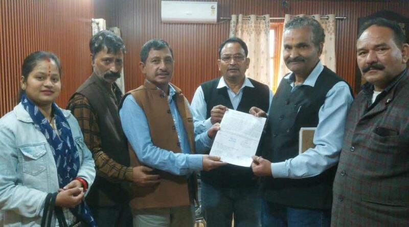 देवाल टैक्सी स्टैंड पर हॉटमिक्स और इंटरलॉकिंग टाइल लगाने की मांग