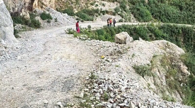 रिखणीखाल की द्वारी-भौन सड़क की बदहाली से दुर्घटनाओं का खतरा, सुरक्षा अवरोधक लगाने की मांग