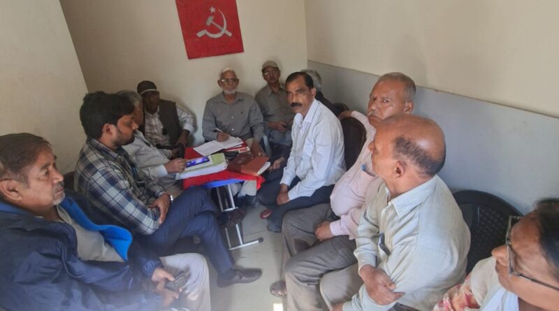 गरीबों की दुकानों पर सीलिंग और बड़ी व्यावसायिक इकाइयों को छूट देने का विरोध