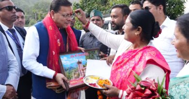गैरसैंण जाते समय मुख्यमंत्री धामी का जगह-जगह स्वागत