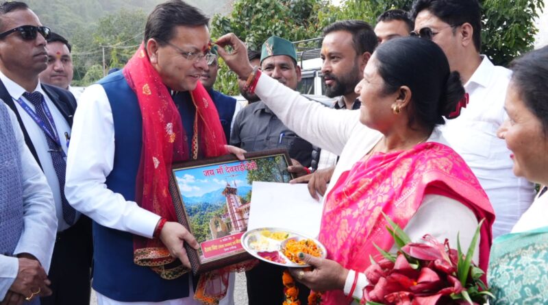 गैरसैंण जाते समय मुख्यमंत्री धामी का जगह-जगह स्वागत