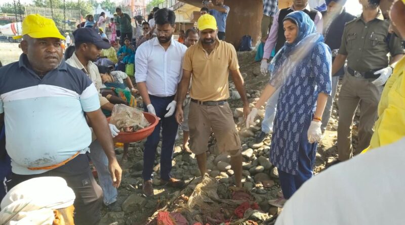 अर्धकुम्भ : हरकी पैड़ी पर मिश्री मठ के स्वच्छता अभियान में जुटे हजारों लोग
