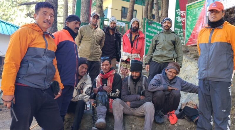 केदारताल ट्रेक पर हिमस्खलन से आठ लोग फंसे, चार सुरक्षित मिले, बचाव अभियान तेज
