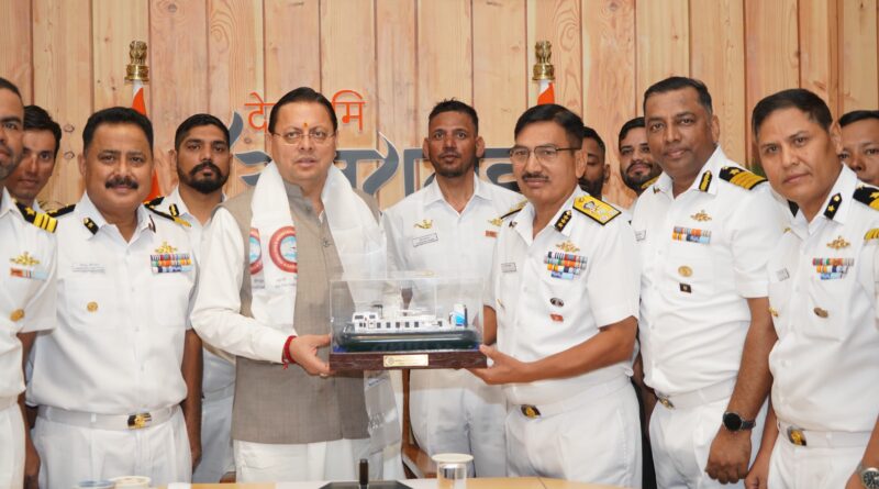 माउंट मुकुट फतह कर लौटी भारतीय तटरक्षक बल की टीम का मुख्यमंत्री धामी ने किया स्वागत